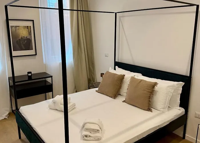 Scala 37 Interno 1, Trastevere, *